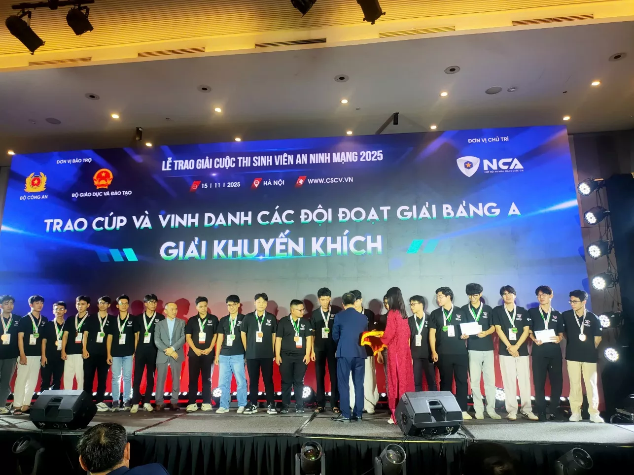 CHIA SẺ KINH NGHIỆM KHỞI NGHIỆP CHO SINH VIÊN NGÀNH THƯƠNG MẠI ĐIỆN TỬ TẠI ĐẠI HỌC THỦY LỢI